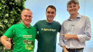 Em feira em Mato Grosso, Flávio Bolsonaro usa camiseta ‘o agro é top’ e mira 2026