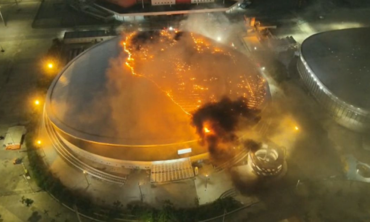 Teto do Velódromo em chamas durante a madrugada desta quarta-feira (8)