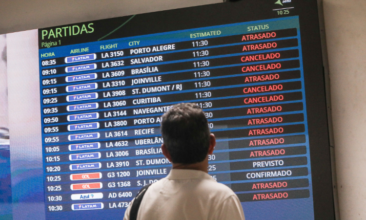 Movimentação de passageiros no saguão no Aeroporto de Congonhas, na manhã desta quinta-feira (9), após uma pane técnica no centro de controle do espaço aéreo de São Paulo suspender a operação nos aeroportos do estado