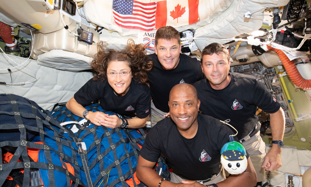 Imagem divulgada pela NASA mostra os membros da tripulação da Artemis II, a especialista de missão Christina Koch (à esquerda), o especialista de missão Jeremy Hansen (acima), o comandante Reid Wiseman (à direita) e o piloto Victor Glover (abaixo), posando para uma foto em grupo dentro da espaçonave Orion