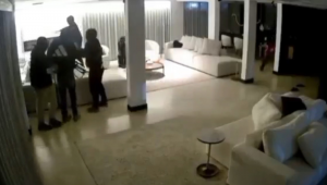 Câmeras mostram suspeitos invadindo casa do cantor MC Poze do Rodo; veja vídeo