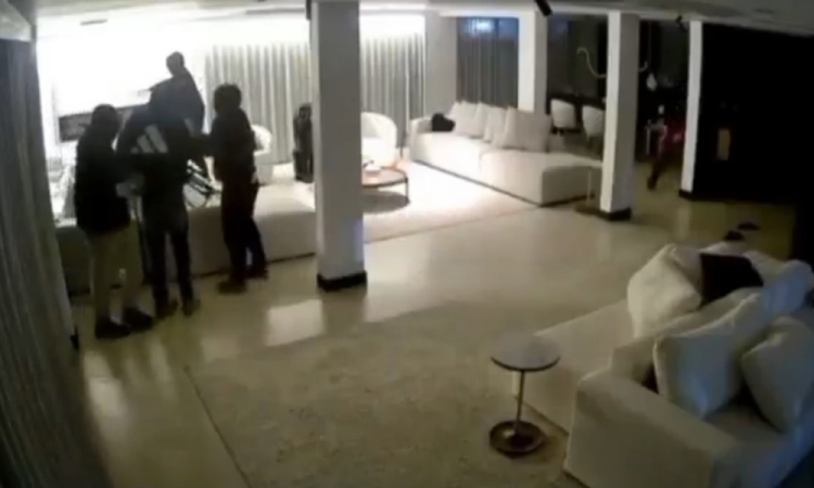 Câmeras mostram suspeitos invadindo casa do cantor MC Poze do Rodo