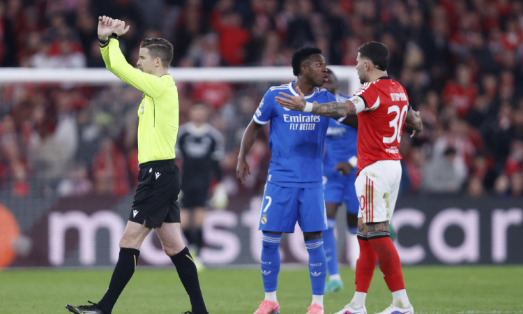 Árbitro francês Francois Letexier faz o gesto antirracismo durante partida entre Benfica x Real Madrid, após Vinicius Júnior ouvir palavras racistas de um atleta do clube português