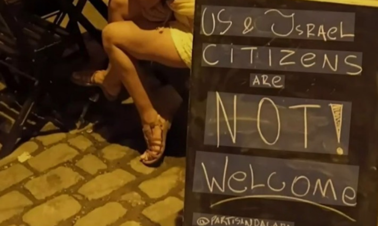 Bar Partisan, localizado na Lapa e tradicional reduto boêmio no centro do Rio de Janeiro, foi multado em R$ 9.520 pelo Procon-RJ após proibir a entrada de clientes dos EUA e de Israel