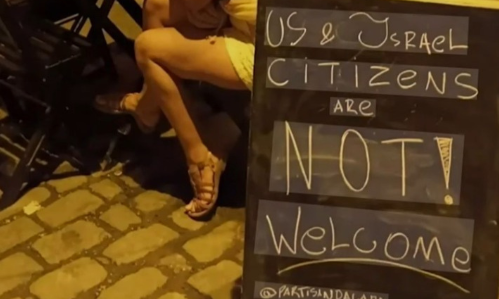 Bar Partisan, localizado na Lapa e tradicional reduto boêmio no centro do Rio de Janeiro, foi multado em R$ 9.520 pelo Procon-RJ após proibir a entrada de clientes dos EUA e de Israel