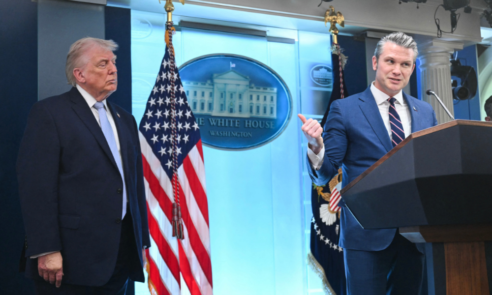 Presidente dos EUA, Donald Trump, observa enquanto o secretário de Defesa dos EUA, Pete Hegseth, fala sobre o conflito no Irã na Sala de Imprensa James S. Brady da Casa Branca, em Washington