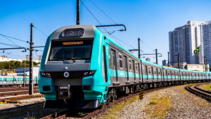 Trem da Linha 9 sofre ‘desalinhamento’, e passageiros caminham nos trilhos em SP; veja