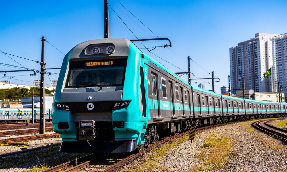 Trem da Linha 9 sofre 'desalinhamento', e passageiros caminham nos trilhos em SP