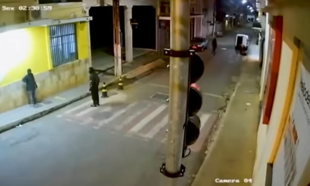 Quadrilha armada explode agência bancária no interior de Minas Gerais