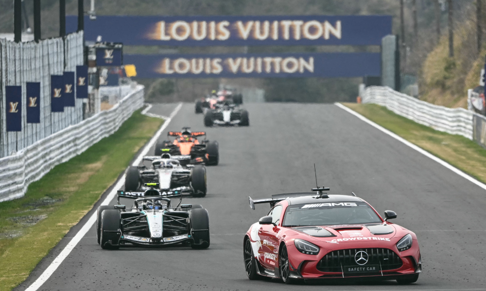 Safety car lidera os pilotos após um acidente do piloto britânico Oliver Bearman, da equipe Haas, durante o Grande Prêmio do Japão de Fórmula 1