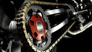 Prazos de manutenção da relação: como limpar, lubrificar e ajustar a folga da corrente da moto