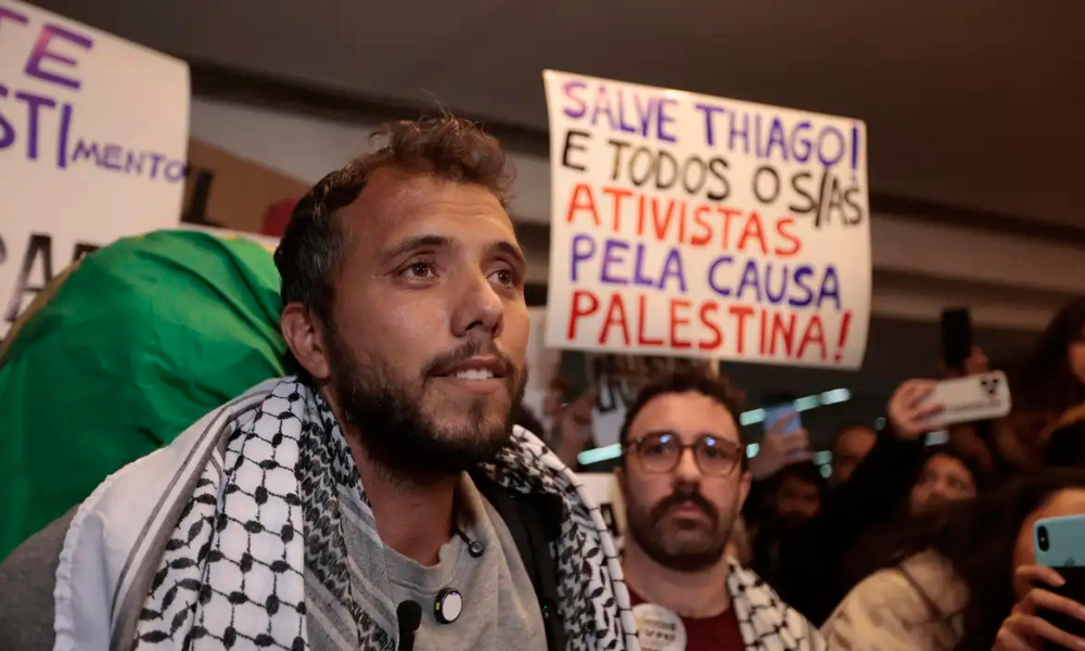 Ativista brasileiro Thiago Ávila foi preso na Argentina na terça-feira (31)