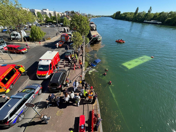 Ônibus cai no Rio Sena