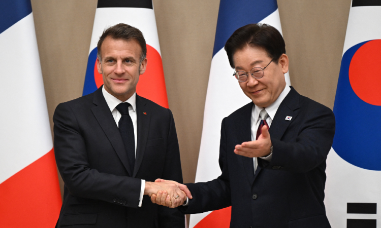 O presidente francês Emmanuel Macron (à esquerda) cumprimenta o presidente sul-coreano Lee Jae Myung (à direita) durante reunião na Casa Azul, residência oficial do presidente francês, em Seul, em 3 de abril de 2026. (Foto de JUNG YEON-JE / POOL / AFP)