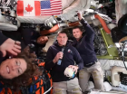 Esta captura de tela de uma transmissão ao vivo da NASA mostra (da esquerda para a direita) a astronauta da NASA e especialista da missão Artemis II, Christina Koch, o astronauta da NASA e piloto da Artemis II, Victor Glover, o astronauta da Agência Espacial Canadense e especialista da missão Artemis II, Jeremy Hansen, e o astronauta da NASA e comandante da Artemis II, Reid Wiseman, durante uma coletiva de imprensa enquanto viajam para a Lua na espaçonave Orion, em 3 de abril de 2026. Os quatro astronautas da Artemis ultrapassaram o ponto intermediário entre a Terra e a Lua a caminho de seu sobrevoo lunar planejado, disse a NASA na noite de sexta-feira. "Vocês estão agora mais perto da Lua do que de nós na Terra", disse o controle da missão aos astronautas por volta das 23h (04h GMT), de acordo com a transmissão ao vivo oficial da agência espacial.