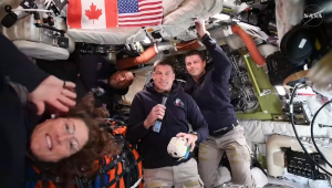 Astronautas a caminho da Lua estão ‘na metade do caminho’, informa Nasa