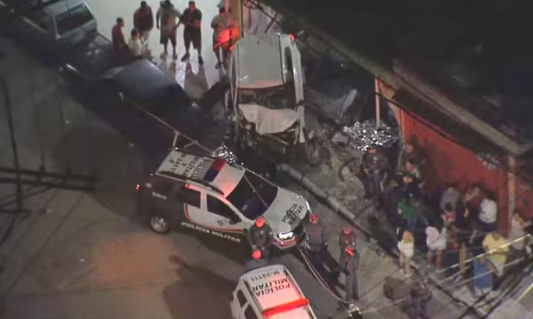 Duas crianças morrem atropeladas após carro bater no portão de casa em Diadema, na Grande SP Foto: Reprodução/TV Globo