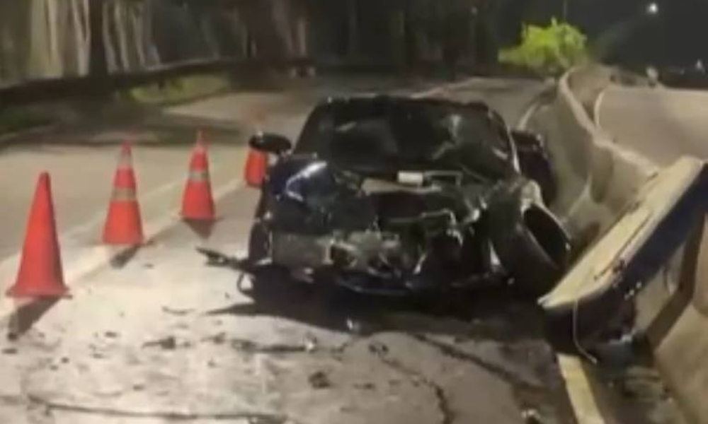 Porsche com dianteira destruída após colisão em São Paulo - Reprodução/PMSP