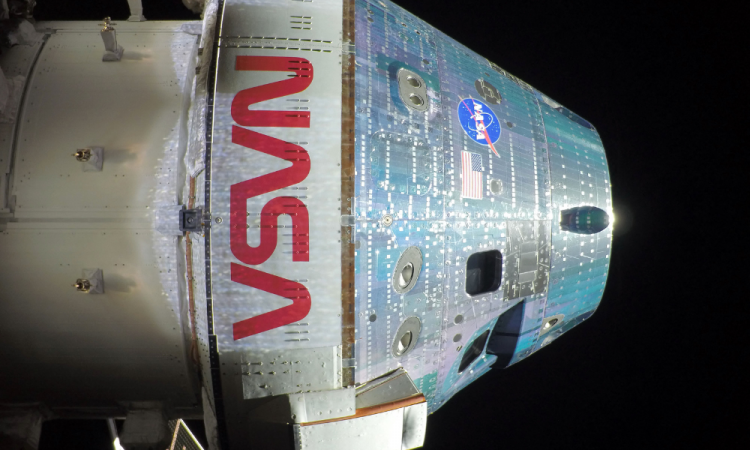 Esta imagem divulgada pela NASA mostra a espaçonave Orion capturada por uma câmera montada em uma de suas asas do painel solar durante uma inspeção externa de rotina da espaçonave no segundo dia da missão Artemis II, em 3 de abril de 2026. Enquanto os astronautas da Artemis II avançavam em sua missão lunar, a NASA divulgou as primeiras imagens tiradas da espaçonave Orion, incluindo um retrato completo da Terra com seus oceanos azuis profundos e nuvens ondulantes. Após uma série de atividades de alto risco, incluindo uma decolagem dramática e a ignição de um motor que os catapultou em sua trajetória histórica para orbitar a Lua, os quatro astronautas a bordo puderam recuperar o fôlego, mesmo enquanto continuavam a realizar uma variedade de verificações e testes de equipamentos.