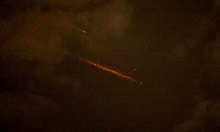 Rastros de foguetes são vistos no céu acima da cidade costeira israelense de Netanya, em meio a uma nova onda de ataques com mísseis iranianos em 6 de abril de 2026. O Oriente Médio foi incendiado por ataques conjuntos entre EUA e Israel contra o Irã, que desencadearam uma onda de ataques retaliatórios com mísseis e drones contra Israel e vários outros países da região.