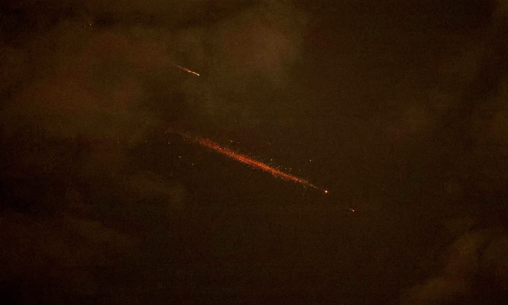 Rastros de foguetes são vistos no céu acima da cidade costeira israelense de Netanya, em meio a uma nova onda de ataques com mísseis iranianos em 6 de abril de 2026. O Oriente Médio foi incendiado por ataques conjuntos entre EUA e Israel contra o Irã, que desencadearam uma onda de ataques retaliatórios com mísseis e drones contra Israel e vários outros países da região.