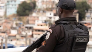 PM apreende 3 toneladas de drogas, fuzis e pistolas no Complexo da Maré