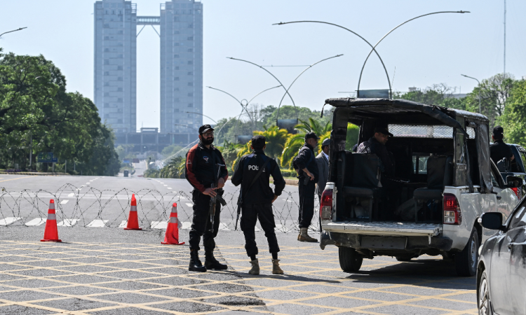 Agentes de segurança mantêm vigilância perto do local previsto para as negociações entre os EUA e o Irã, na Zona Vermelha de Islamabad, em 10 de abril de 2026. Enquanto enviados iranianos e americanos se preparam para realizar negociações em Islamabad para pôr fim à guerra no Oriente Médio, fontes oficiais e especialistas afirmam que Pequim ajudou a pavimentar o caminho para as negociações e será um componente crucial para garantir uma trégua permanente.