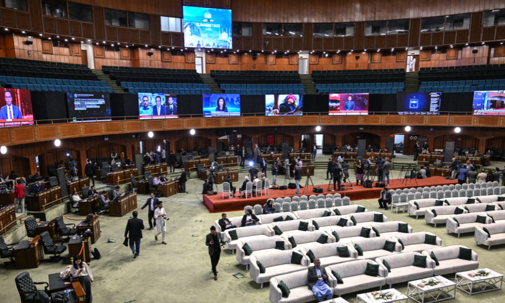 Jornalistas trabalham em um centro de apoio à mídia antes das negociações de paz entre os EUA e o Irã em Islamabad, em 11 de abril de 2026. O vice-presidente dos EUA, JD Vance, chegou a Islamabad em 11 de abril para conversas com o Irã, que o primeiro-ministro paquistanês, anfitrião das partes em conflito, chamou de um esforço "decisivo" para interromper permanentemente semanas de combates no Oriente Médio.