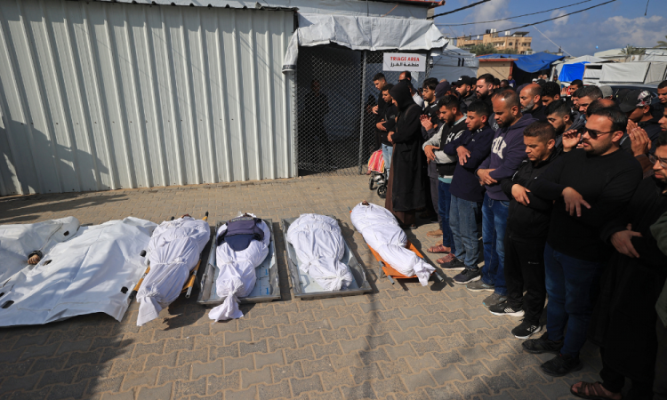 Conteúdo gráfico / Enlutados rezam durante o funeral de palestinos que, segundo médicos, foram mortos em um ataque israelense durante a noite, no Hospital dos Mártires de Al-Aqsa, em Deir el-Balah, região central da Faixa de Gaza, em 11 de abril de 2026. Centenas de milhares de habitantes de Gaza vivem em acampamentos improvisados ​​desde que a guerra eclodiu após o ataque do Hamas a Israel em 7 de outubro de 2023. A violência persiste em Gaza apesar do cessar-fogo, com Israel e o Hamas acusando-se mutuamente de violações regularmente.