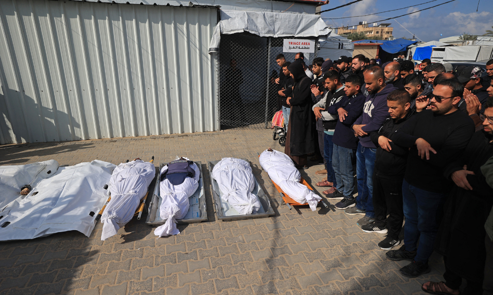 Conteúdo gráfico / Enlutados rezam durante o funeral de palestinos que, segundo médicos, foram mortos em um ataque israelense durante a noite, no Hospital dos Mártires de Al-Aqsa, em Deir el-Balah, região central da Faixa de Gaza, em 11 de abril de 2026. Centenas de milhares de habitantes de Gaza vivem em acampamentos improvisados ​​desde que a guerra eclodiu após o ataque do Hamas a Israel em 7 de outubro de 2023. A violência persiste em Gaza apesar do cessar-fogo, com Israel e o Hamas acusando-se mutuamente de violações regularmente.