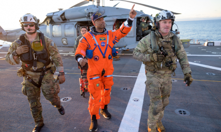 Esta foto divulgada pela NASA mostra o astronauta da NASA Victor Glover, piloto da Artemis II, sendo auxiliado a sair do convés de voo após chegar a bordo do USS John P. Murtha, depois que ele e seus companheiros de tripulação foram resgatados de sua espaçonave Orion após o pouso na água, em 10 de abril de 2026, no Oceano Pacífico, na costa da Califórnia. A espaçonave da NASA que transportou quatro astronautas ao redor da Lua pousou na água conforme planejado na sexta-feira, no Oceano Pacífico. Os membros da tripulação -- Christina Koch, Victor Glover, Jeremy Hansen e Reid Wiseman -- serão recebidos por equipes de resgate e levados para um navio militar dos EUA para avaliações médicas.