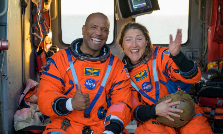 Esta foto divulgada pela NASA mostra o astronauta da NASA Victor Glover (à esquerda), piloto da Artemis II, e a astronauta da NASA Christina Koch, especialista da missão Artemis II, sentados em um helicóptero MH-60 Seahawk da Marinha, do Esquadrão de Combate Marítimo de Helicópteros (HSC) 23, no convés de voo do USS John P. Murtha, depois que eles e seus companheiros de tripulação foram resgatados de sua espaçonave Orion após o pouso na água, em 10 de abril de 2026, no Oceano Pacífico, na costa da Califórnia. A espaçonave da NASA que transportou quatro astronautas ao redor da Lua pousou na água conforme planejado na sexta-feira, no Oceano Pacífico. Os membros da tripulação -- Christina Koch, Victor Glover, Jeremy Hansen e Reid Wiseman -- serão recebidos por equipes de resgate e levados para um navio militar dos EUA para avaliações médicas.