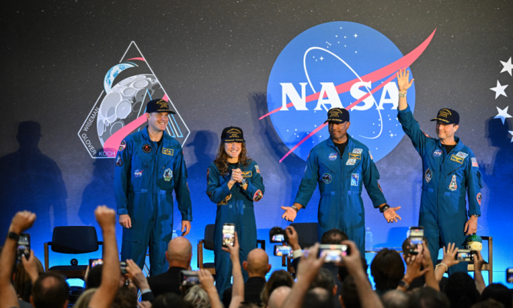 Os astronautas da missão Artemis II da NASA, Jeremy Hansen, Christina Koch, Victor Glover e o comandante Reid Wiseman, da Agência Espacial Canadense, participam de uma cerimônia de boas-vindas na Base Conjunta de Reserva de Ellington Field, em Houston, Texas, em 11 de abril de 2026. Uma NASA eufórica comemorava no final do dia 10 de abril o sucesso de sua viagem ao redor da Lua, após quatro astronautas retornarem em segurança à Terra, tendo completado o primeiro sobrevoo lunar em mais de 50 anos. A espaçonave da NASA, transportando quatro astronautas — três americanos e um canadense — amerissou sem problemas na costa da Califórnia, encerrando a missão de teste tripulada da agência espacial americana, que retornou com imagens espetaculares da Lua.