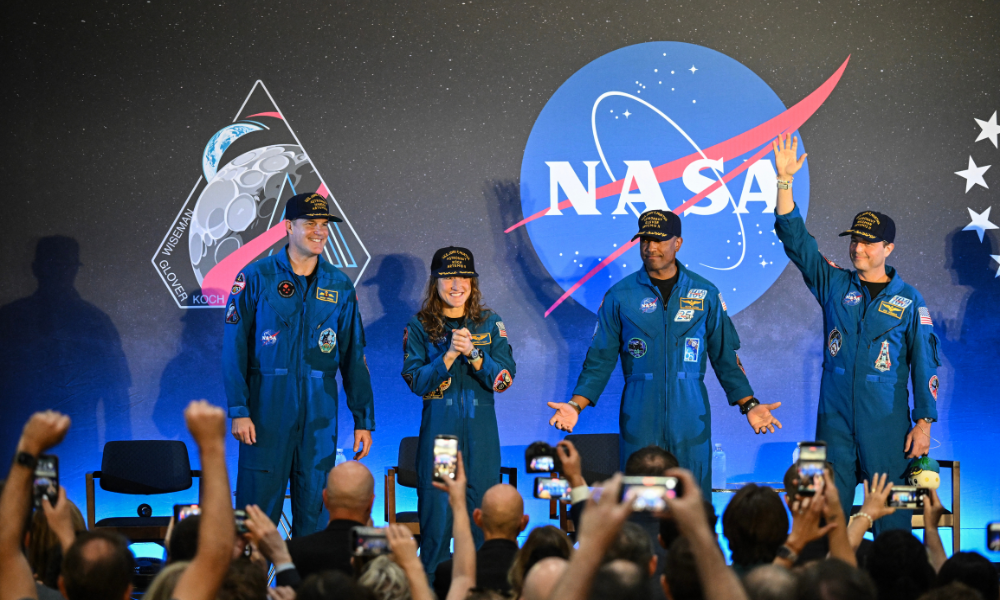 Os astronautas da missão Artemis II da NASA, Jeremy Hansen, Christina Koch, Victor Glover e o comandante Reid Wiseman, da Agência Espacial Canadense, participam de uma cerimônia de boas-vindas na Base Conjunta de Reserva de Ellington Field, em Houston, Texas, em 11 de abril de 2026. Uma NASA eufórica comemorava no final do dia 10 de abril o sucesso de sua viagem ao redor da Lua, após quatro astronautas retornarem em segurança à Terra, tendo completado o primeiro sobrevoo lunar em mais de 50 anos. A espaçonave da NASA, transportando quatro astronautas — três americanos e um canadense — amerissou sem problemas na costa da Califórnia, encerrando a missão de teste tripulada da agência espacial americana, que retornou com imagens espetaculares da Lua.