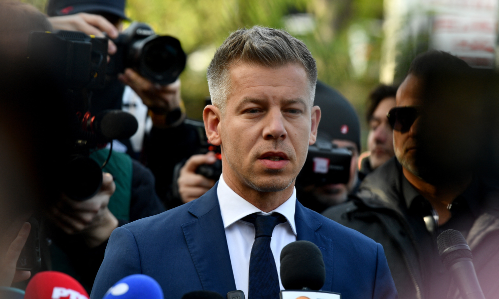Peter Magyar, líder do partido conservador pró-europeu TISZA, conversa com jornalistas do lado de fora de uma seção eleitoral em Budapeste durante as eleições gerais na Hungria, em 12 de abril de 2026. A votação pode encerrar o mandato de 16 anos do primeiro-ministro húngaro Viktor Orban no poder, como o líder atual há mais tempo no cargo na UE e um autoproclamado "espinho" no lado do bloco.