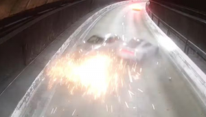 Mãe e filho são indiciados após acidente com Porsche em túnel na zona sul de SP