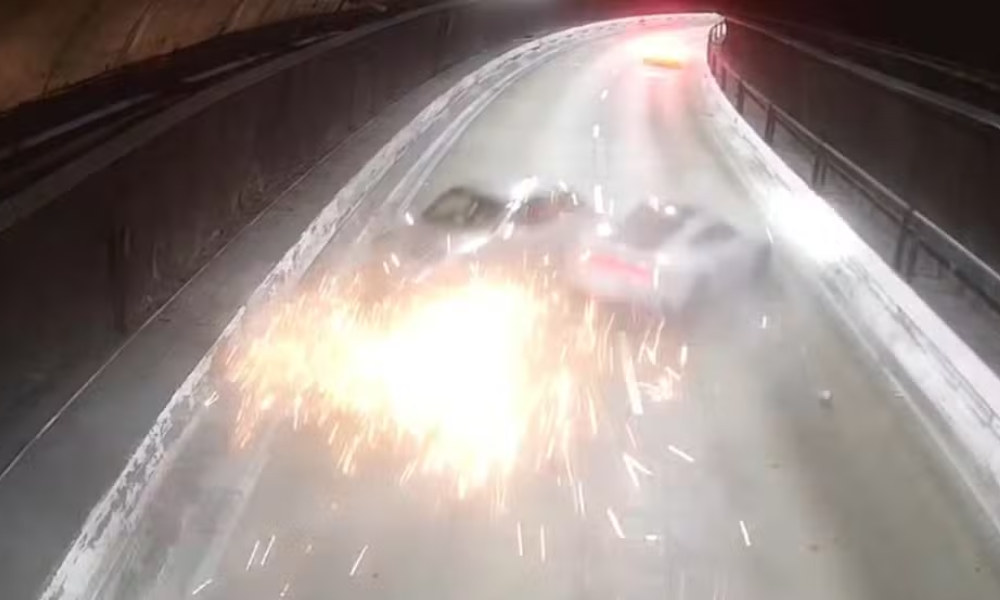 Acidente entre Porsche e Pálio, dentro do túnel Ayrton Senna, na Zona Sul de São Paulo. — Foto: Reprodução/TV Globo