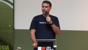 O pré-candidato à Presidência da República, senador Flávio Bolsonaro (PL), afirmou que o governo Lula está preocupado apenas em “pisar e asfixiar o agronegócio” e em perseguir opositores políticos.