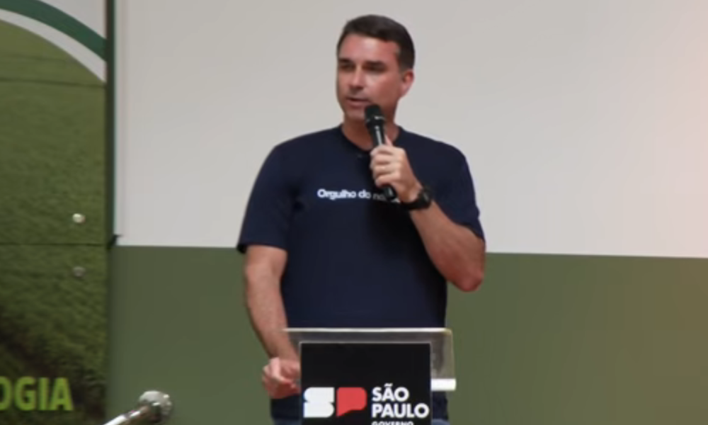 O pré-candidato à Presidência da República, senador Flávio Bolsonaro (PL), afirmou que o governo Lula está preocupado apenas em “pisar e asfixiar o agronegócio” e em perseguir opositores políticos.