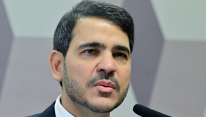 ‘Sou totalmente contra o aborto’, diz Messias durante sabatina da CCJ