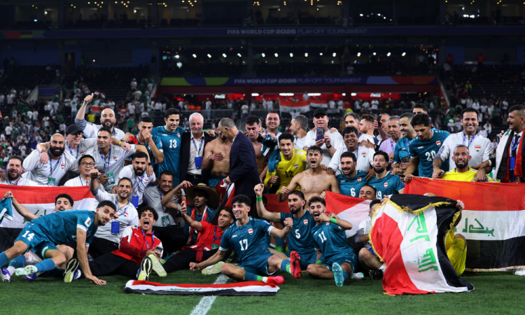 Jogadores do Iraque comemoram após a vitória na partida final da repescagem das Eliminatórias da Copa do Mundo da FIFA 2026 entre Iraque e Bolívia, no Estádio BBVA, em Guadalupe, no estado de Nuevo León, México, em 31 de março de 2026. (Foto de Julio Cesar AGUILAR / AFP)