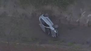 Carro capota e cai em córrego na zona leste de SP