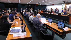 PSDB e PL pedem vista e adiam votação sobre a PEC do fim da escala 6×1