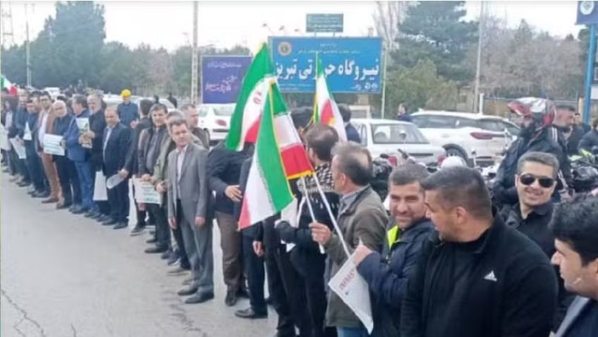 Iranianos formam corrente humana ao redor de centrais elétricas