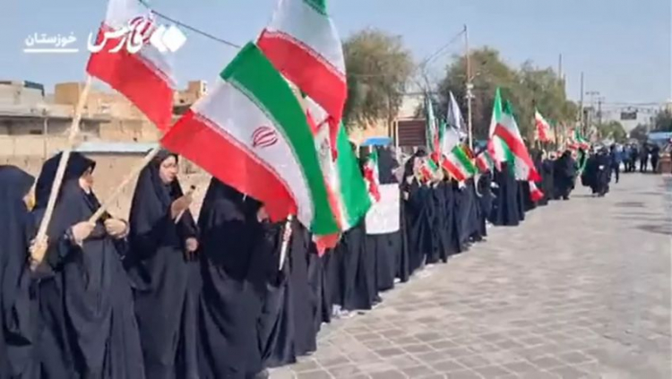 Iranianos formam corrente humana ao redor de centrais elétricas