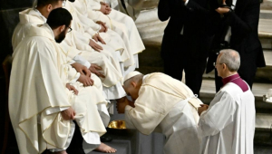 Papa Leão lava pés de padres e pede que católicos ajudem os oprimidos
