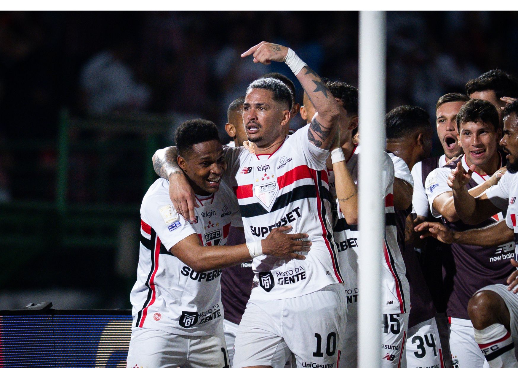 Luciano comemora gol que marcou pelo São Paulo