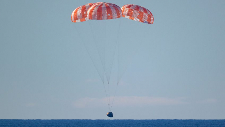 Módulo da espaçonave Orion pousando na costa da Califórnia, EUA