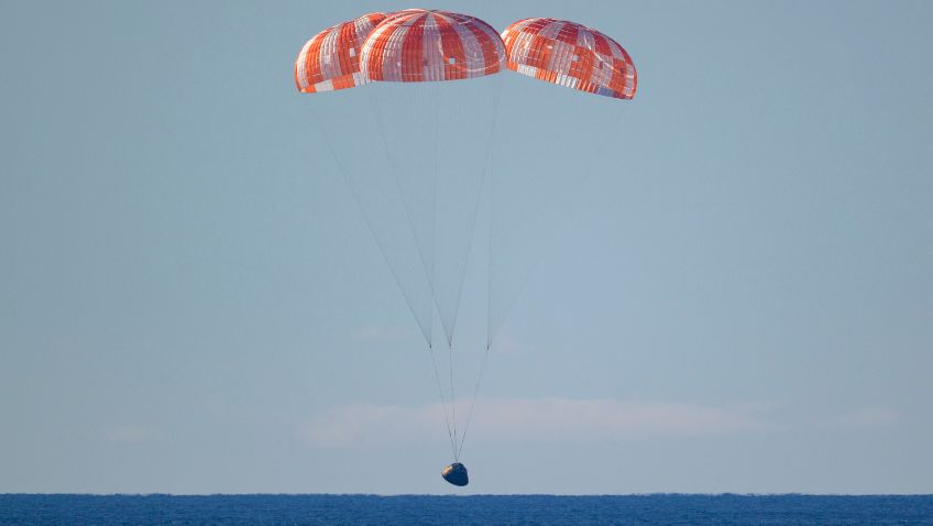 Módulo da espaçonave Orion pousando na costa da Califórnia, EUA