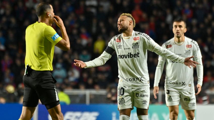Neymar reclama com a arbitragem em jogo do Santos x San Lorenzo